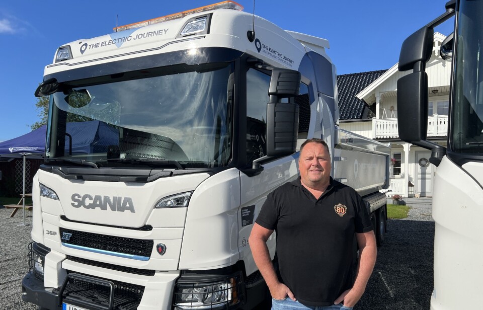 Øyvind Øverby, produktsjef i Norsk Scania, kan spesifikasjonene på de nye elektriske lastebilene til fingerspissene, og deler gladelig av sin kunnskap.