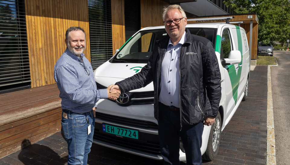 HAND SHAKE:Tor-Georg Bergestig, innkjøpssjef i GK og Øyvind Tharaldsen fra Toyota Oslo.