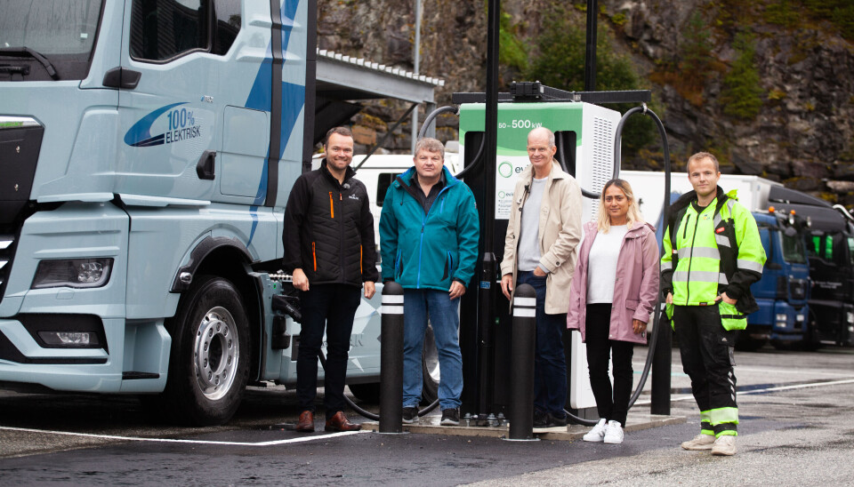 Fra venstre: Pål Even Gravdal, Branch manager, MAN Truck and Bus AS avd Bergen, Svein Harald Bjørlo, Prosjektleder Hurtiglading, Odd Olaf Askeland, Head of Public Charging og Fahmida Ahmed, Marketing manager, alle fra Eviny Elektrifisering AS, samt en medarbeider fra en av Evinys underleverandører.