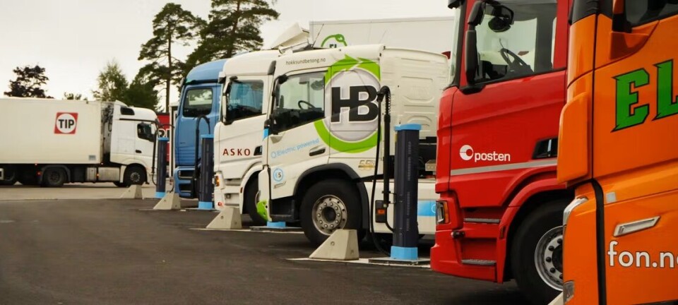 Her lades lastebilene med solkraft