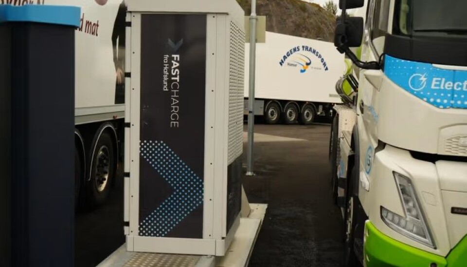 Hurtigladestasjonen fra Fastcharge består av sju 400 kW vannavkjølte ladepunkter og infrastruktur tilpasset modulvogntog.