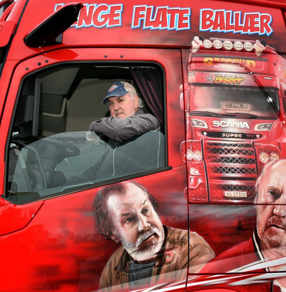 Du skal være greit muggen om du ikke lar deg imponere av lakkhåndverket som er utført på denne bilen. Her sitter hele Norges Kai – rollefigur i alle de tre Lange Flate Ballær-filmene, bak rattet.