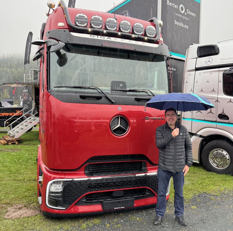 Det er Kato Furubotn, salgsleder for Region Vest, som står bak spesifikasjonene og som gledet seg over å vise frem nyheten til det lastebilinteresserte Dyrsku'publikummet.