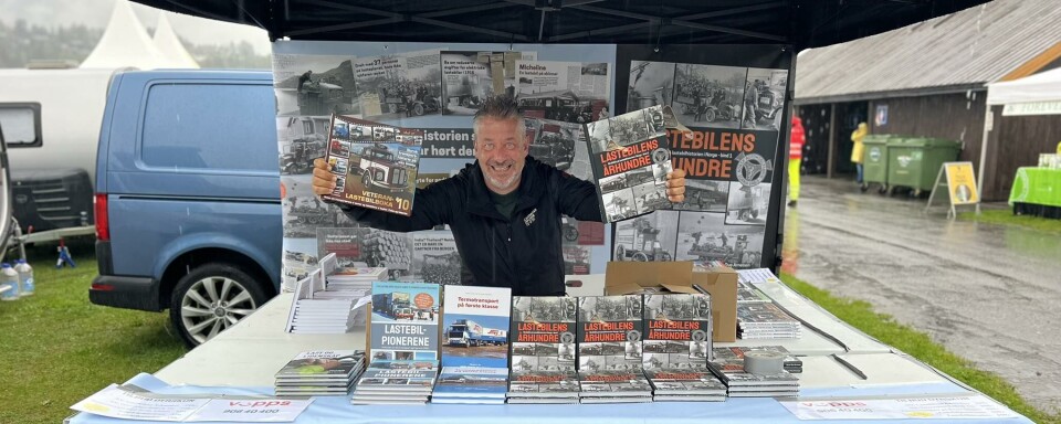Svein-Ove Arnesen som de seneste årene har skrevet flere bøker om veteranlastebiler, var på plass med sin nyeste utgivelse: Lastebilens århundre.