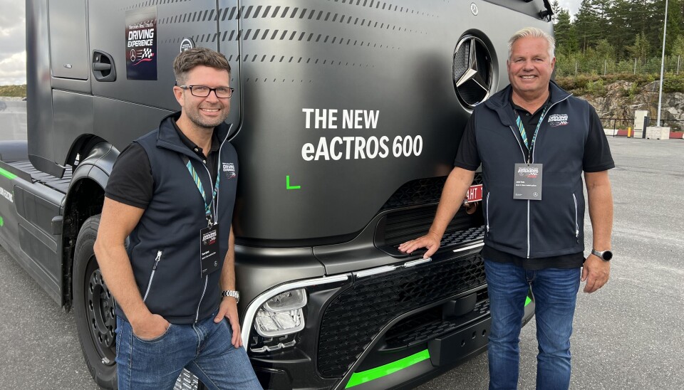 Markeds- og kommunikasjonssjef Thore Kjetså (t.v.) og konserndirektør Jarle Viuls i Bertel O. Steen Lastebil og Buss er klare for å rulle eActros 600 ut i det norske markedet.