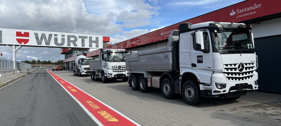 Tre- og fireakslede Mercedeser i pit lane på Rudskogen er et sjeldent syn. Her er faktisk toakslede AMG-versjoner mer vanlig.