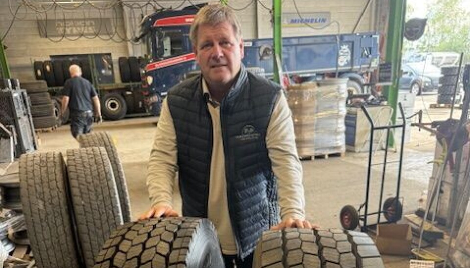Bård Dalen, daglig leder i Fagdekk, lanserer nye tungbildekk fra merket Fortune.