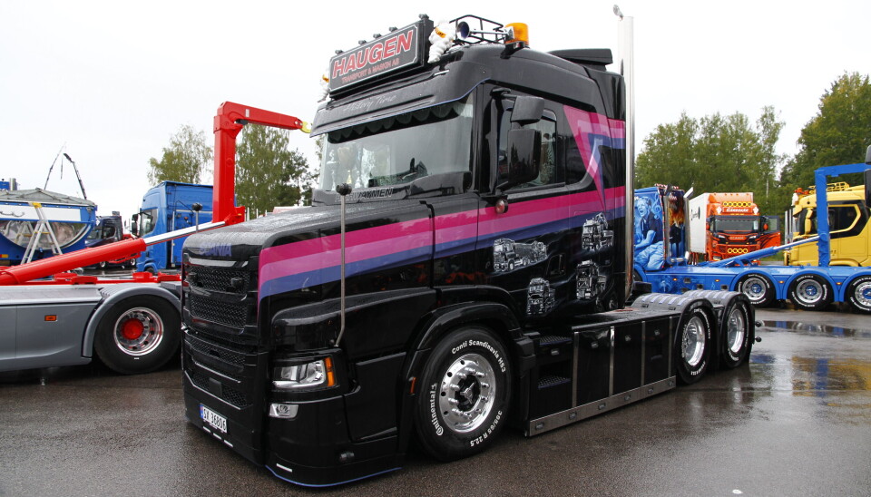 Haugen Transport fra Bergen kommer også, med denne tøffingen, en spesialbygget Scania T660 trekkvogn.