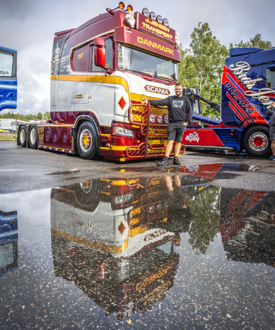 Christian Rasmussen i J. Jensen Transport fra Greve i Danmark, med sin lekre Scania R560 trekkvogn.