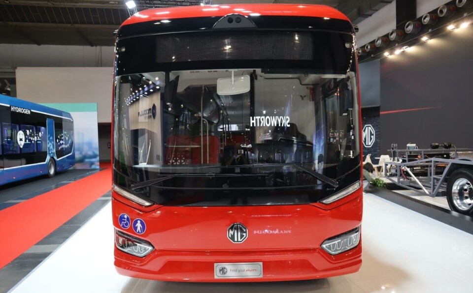 Du hadde antakelig ikke ventet å finne denne logoen i fronten på en stor buss?