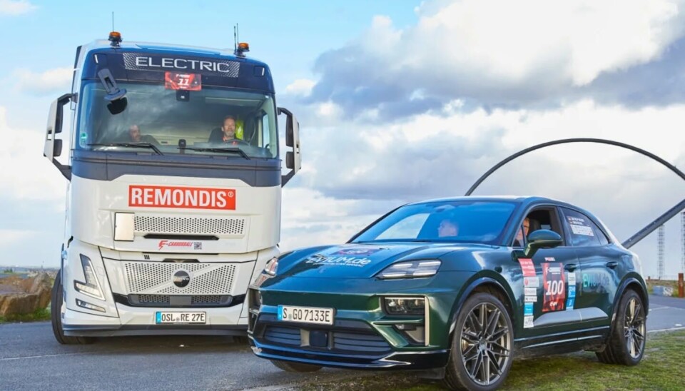 To av ytterpunktene i startfeltet under årets e-Cannonball i Tyskland: Volvo FH Electric og Porsche Macan.