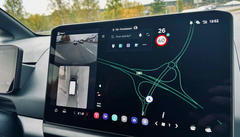 En fiffig liten sak, er at bilen også har kameravisning bakover og 'bird view' på infotainmentskjermen, mens man kjører.