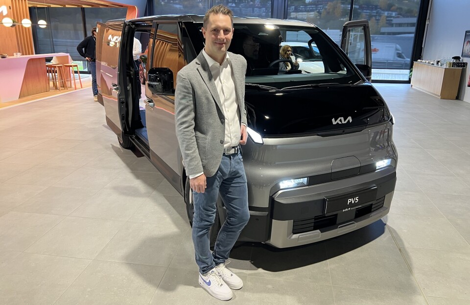 Kia-sjef Thomas Meiner presenterer den nye varebilen hos Bertel O.Steen Asker & Bærum: Kia PV5 Cargo kommer vi nok til å få se mange av på norske veier.