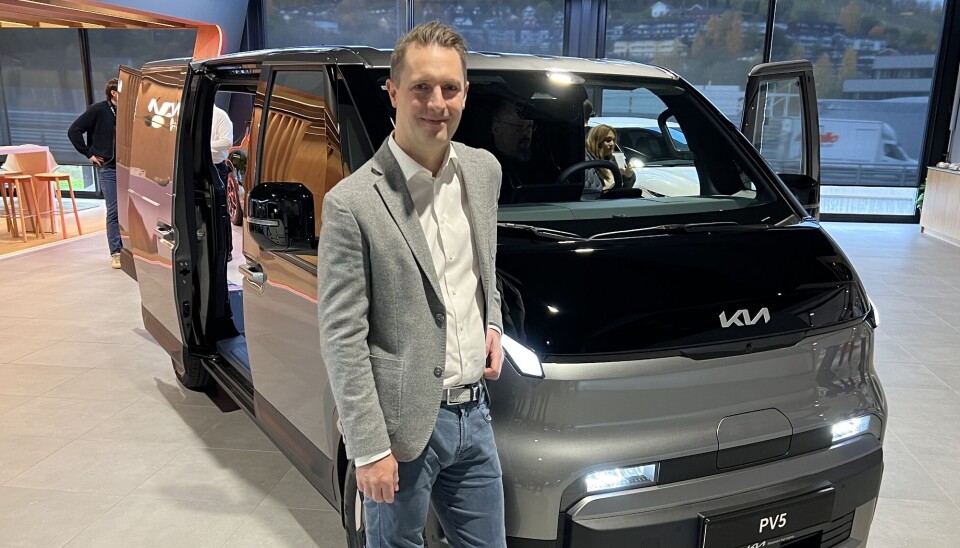 Kia-sjef Thomas Meiner presenterer den nye varebilen hos Bertel O.Steen Asker & Bærum: Kia PV5 Cargo kommer vi nok til å få se mange av på norske veier.
