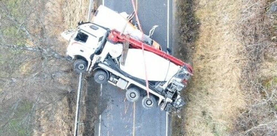 En varebil av typen Volkswagen Crafter havnet under den tunge, veltede betongbilen. Passasjeren i varebilen omkom.