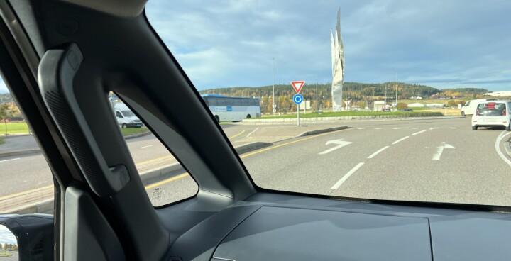 Legg merke til varebilen og bussen til venstre, på vei inn i rundkjøringen.