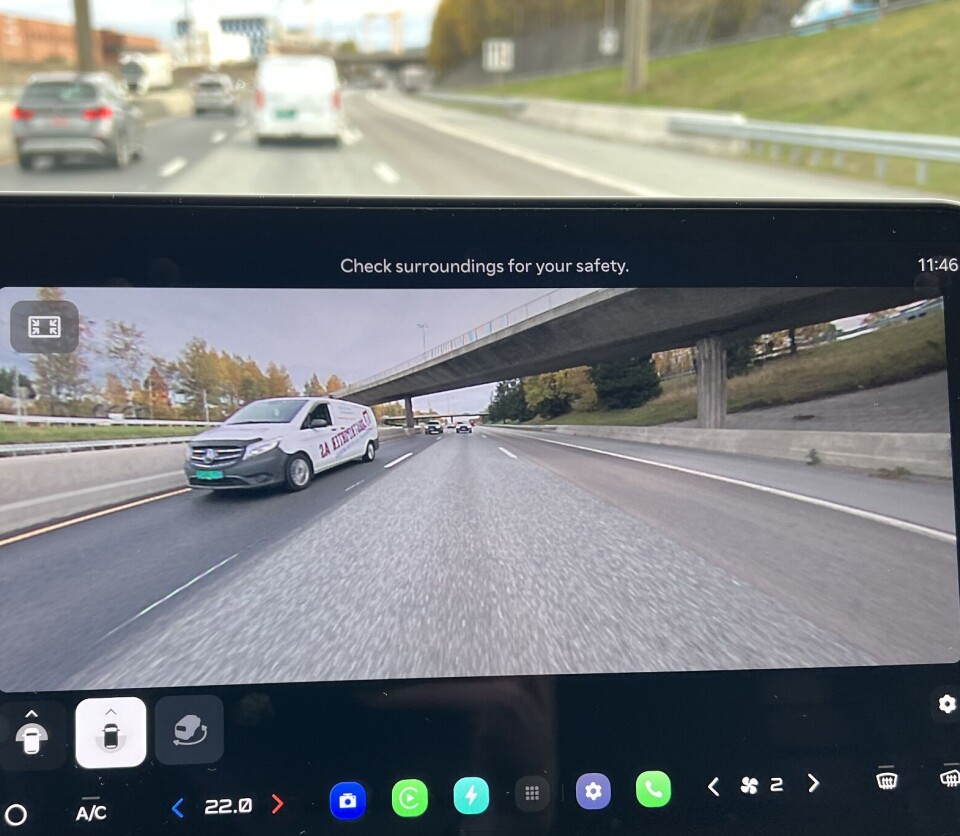 Dette kan også fylle hele skjermen. Men, bildet bakover lar seg ikke kombinere med Google maps visning via Apple Carplay. Men bilens integrerte kartløsning kan brukes.