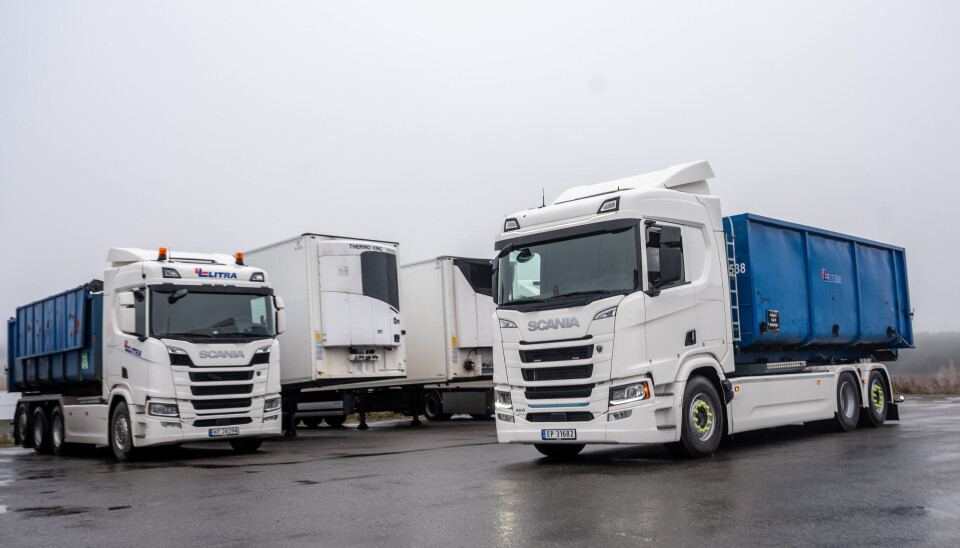 Den første elektriske krokbilen fra Scania levert til Litra, sammen med en av de 'gamle' traverne.