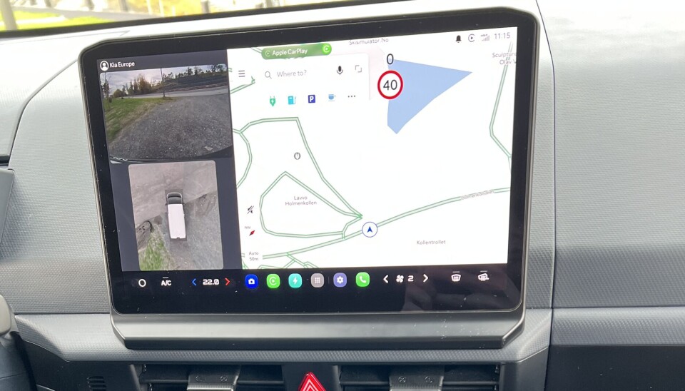 Bilen har ikke sladrespeil, men en fiffig liten sak, er kameravisning bakover og 'bird view' på infotainmentskjermen, mens man kjører.