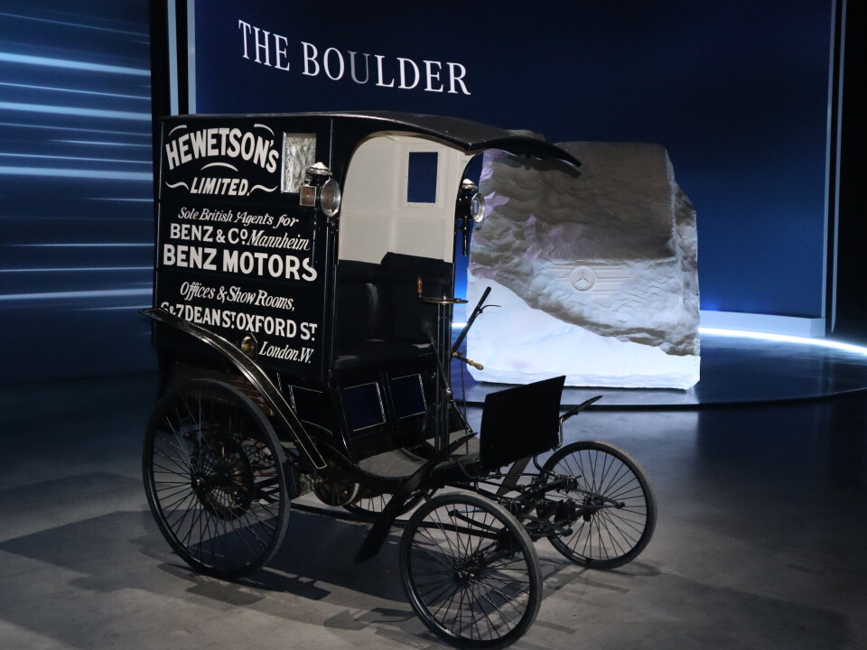 Nydelig reproduksjon av en 1899 engelskbygd Benz «MPV», sammen med den første antydningen av fremtiden.