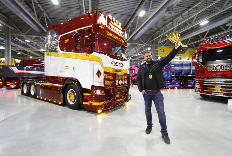 En overlykkelig Christian Rasmussen løftet Scandinavian Truck Trophy-trofeet for andre gang søndag kveld. Han tok seieren hjem med sin massive Longline – en Scania 770S-trekkvogn med Los Angeles-tema.