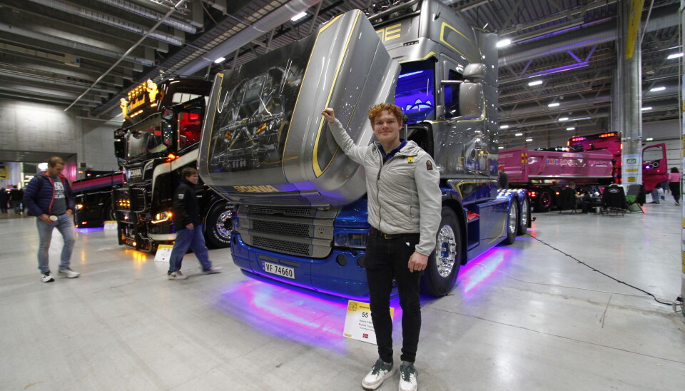 Henrik Øgård foran sin fine Scania T580. Juryen likte hyllesten til det svenske superbilmerket Koenigsegg. Bilen fikk prisen for beste interiør.