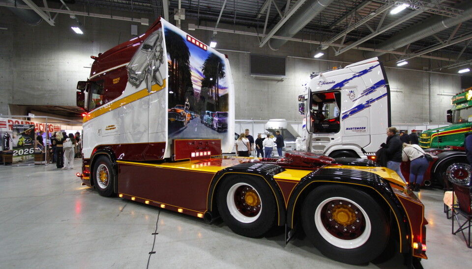 Vinneren av Scandinavian Truck Trophy 2025. Bilverkstedet i Mjölby har lakkert og Daniel Fahlström har påført motivene. Bakveggen er utsmykket med et stort motiv av Sunset Boulevard.