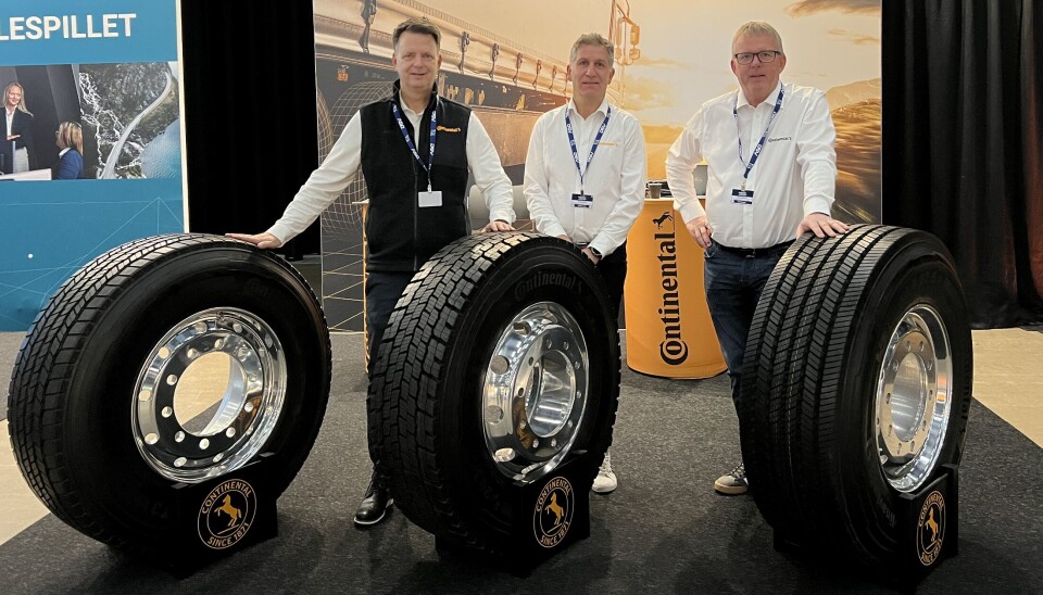 Erik Eidem (f.v.), Head of Sales, Tom Ruud, flåteansvarlig og Erik Lillefoss, regionssjef, fra Continental viste frem sin aktuelle Scandinavia-serie, med dekk for styreaksel, drivhjul og tilhenger.