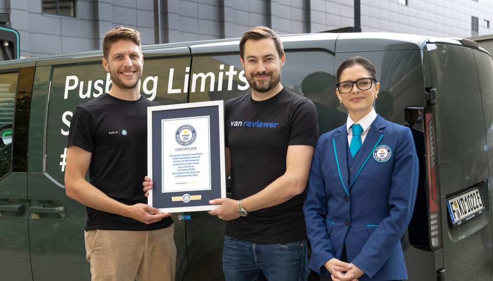 Christopher Nigemeier fra Hyundai Motor Europe Technical Center (HMETC) og journalist George Barrow mottar beviset fra Guinness.