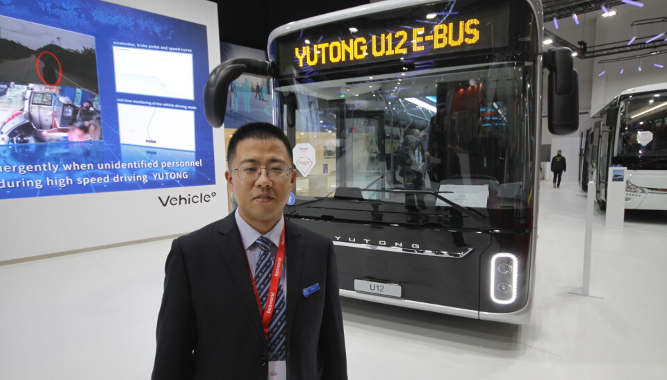 SPENNENDE DESIGN: Bybussen Yutong U12 skilte seg ut på Busworld med særegen design, men det er modellen E12 – med mer tradisjonelt utseende – som er aktuell for Bergen, opplyser Ma Kai i Yutong Bus.