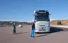 Lastebil på testbane stoppet foran dukker som simulerer fotgjenger og syklist.